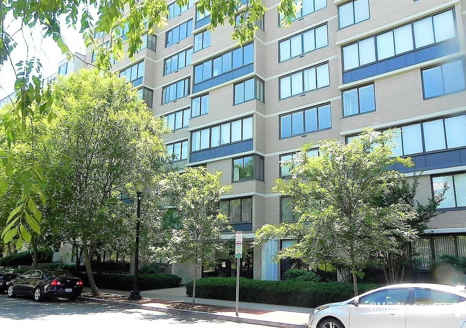 Bright and Spacious Condo in Fantastic Foggy Bottom Location — Photo 1