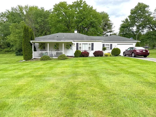 16 W Oakwood Way, New Castle, PA 16105