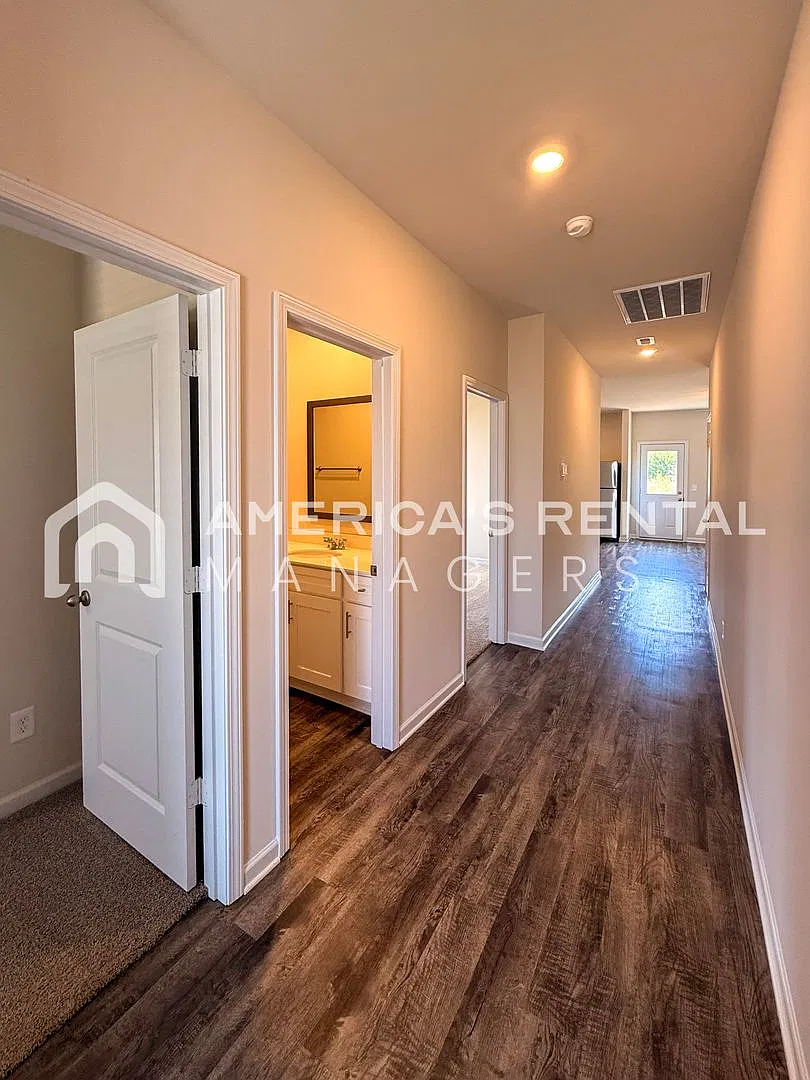 3 Bed / 2 Bath Home with 2 Car Garage - Available to View with 48 Hour Notice — Photo 4