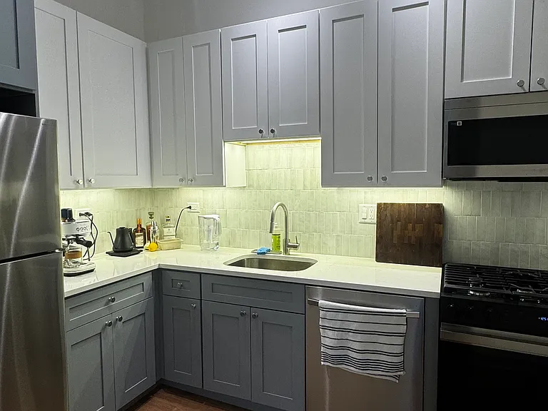 2028 N Oakley Ave #2 — Photo 2