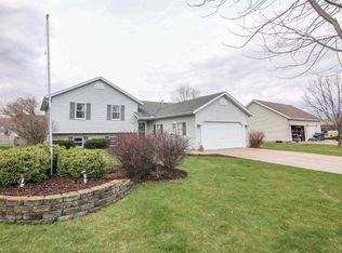 584 Berwick Dr, Sun Prairie, WI 53590