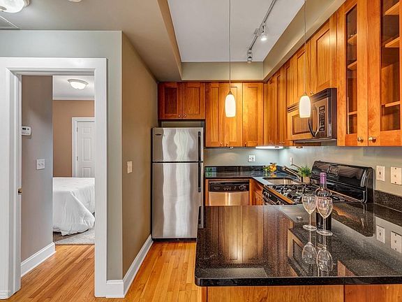 3rd image of 2237 N Lincoln Ave #3C