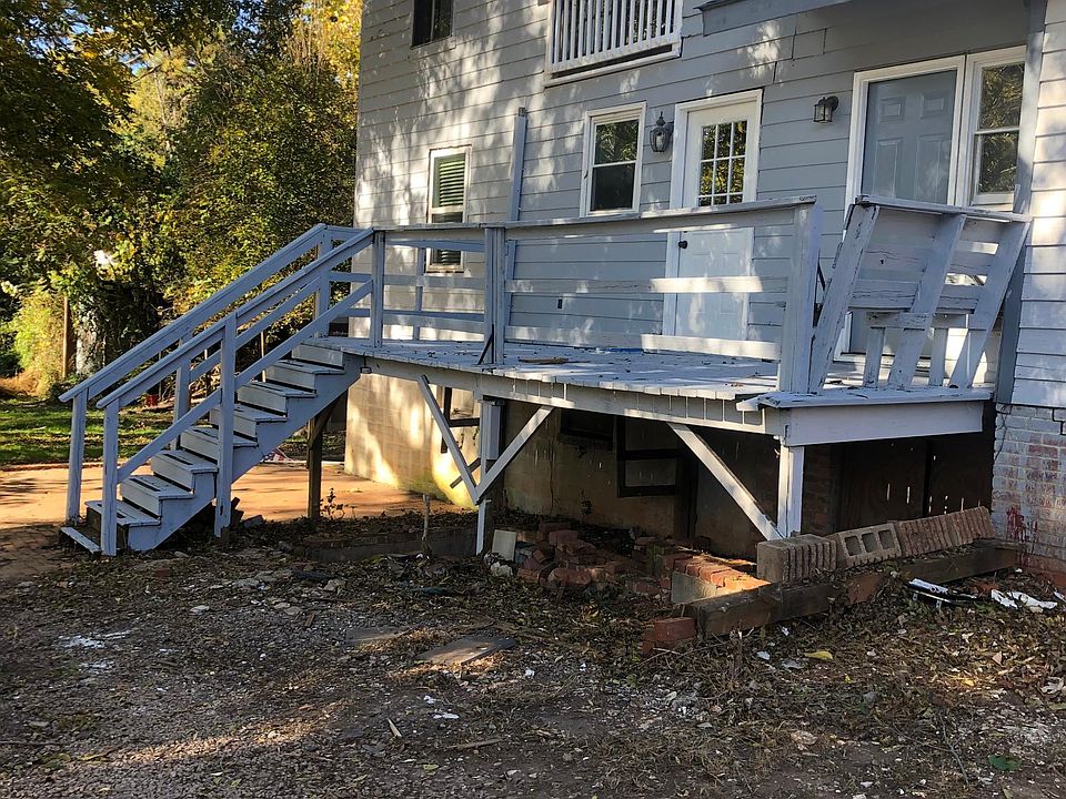Side entry with large yard