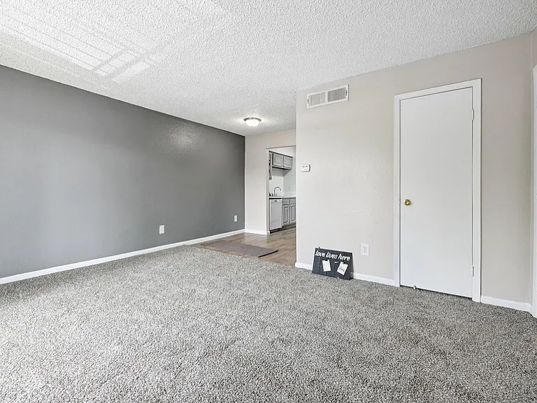 Pine Creek Apartments — Photo 16