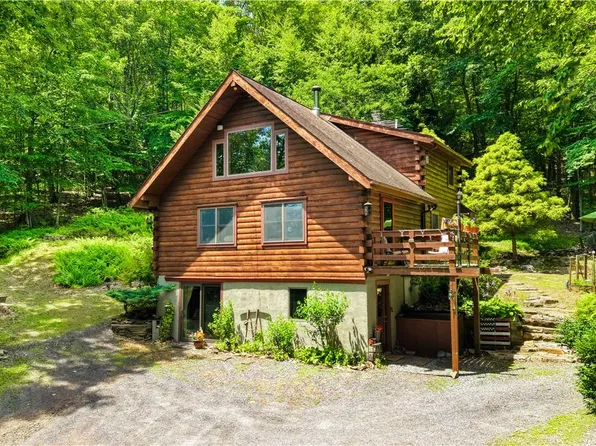 230 W Creek Dr, Lehighton, PA 18235