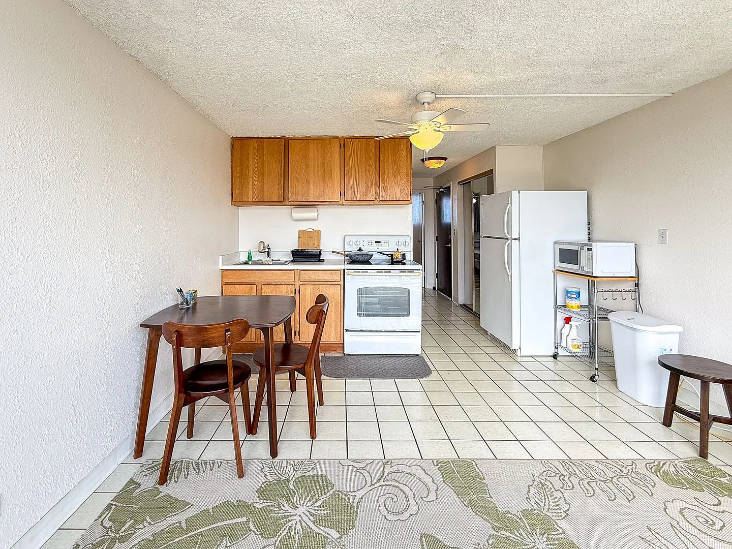 Beautiful High-Floor 1 Bedroom in Waikiki with Parking — Photo 4