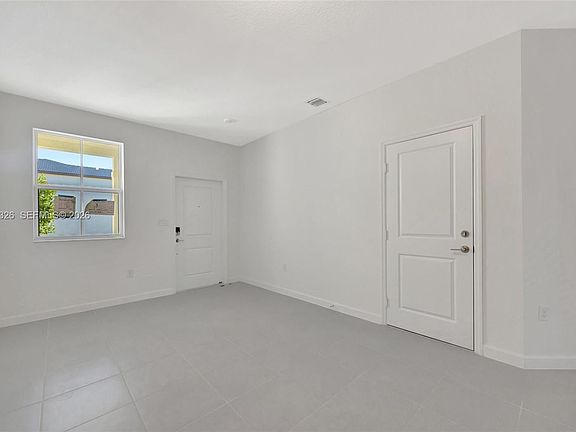 5th image of 2556 SE 27th Ct #2556