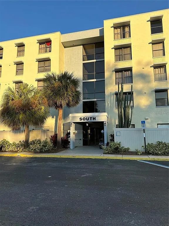 2 bed, 2.0 bath, 870 sqft, $1,950 — Photo 2