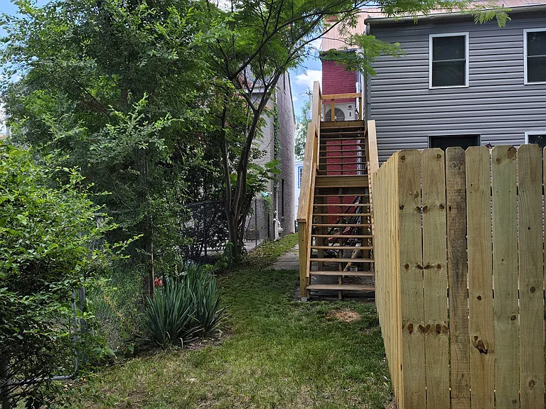 209 E Martin St #B — Photo 38