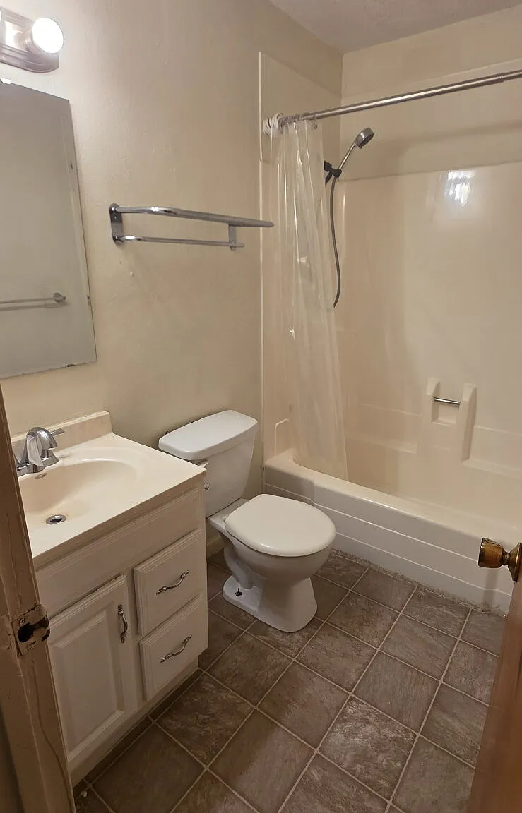 2 bed, 1.0 bath, 704 sqft, $1,050 — Photo 2