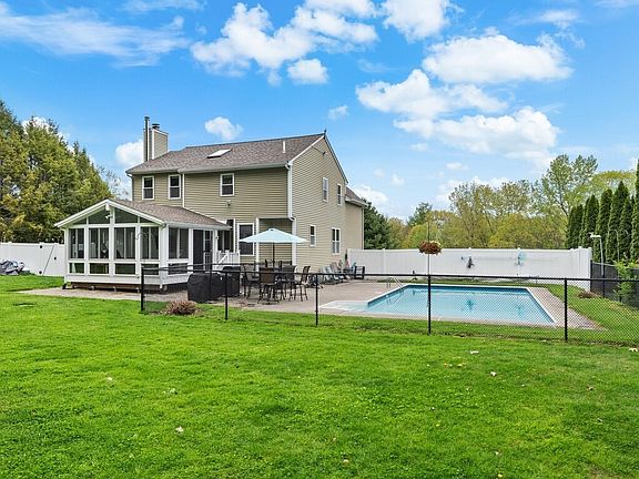3rd image of 29 W Applewood Dr