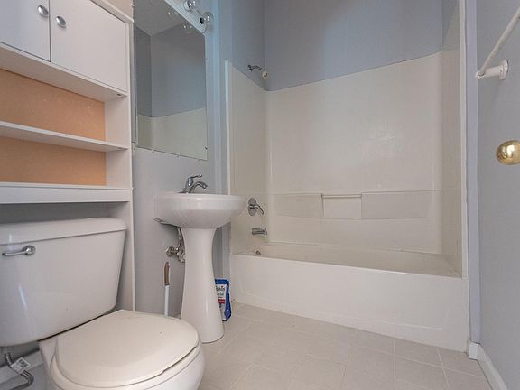 5th image of 4403 N Broadway St APT 3