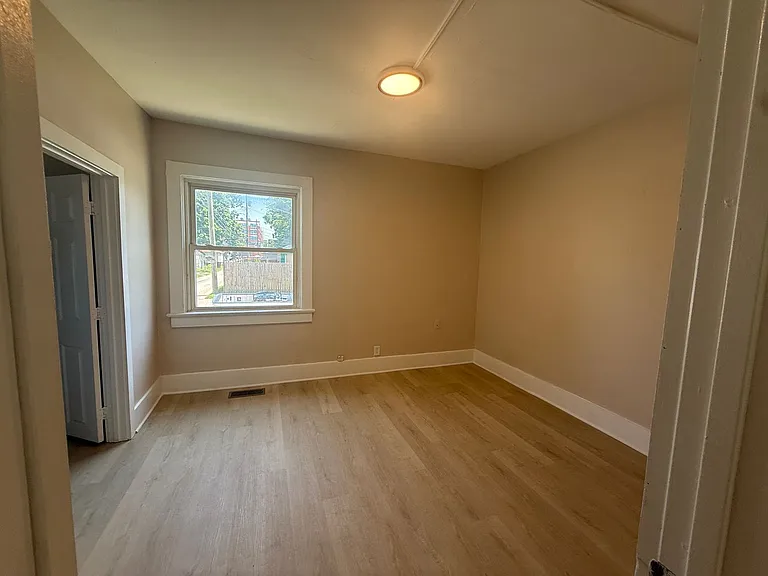 1714 Nelson St — Photo 2