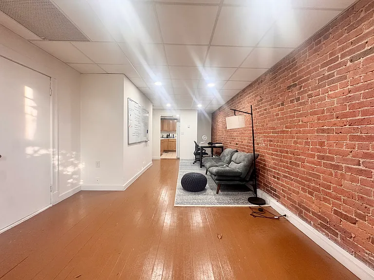 384 Riverway #B — Photo 6