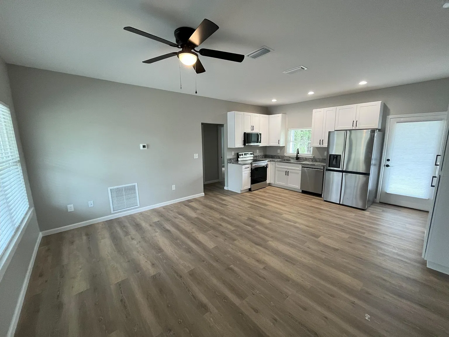 3 bed, 1035 sqft, $1,600 — Photo 3
