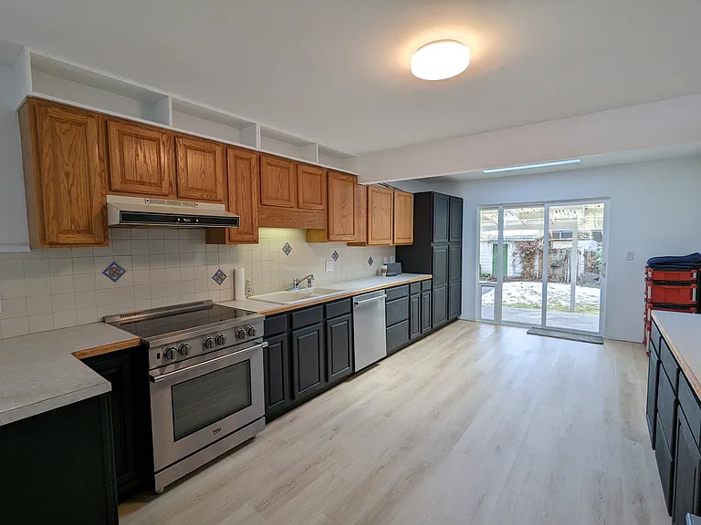 2428 Yew Street Rd — Photo 6