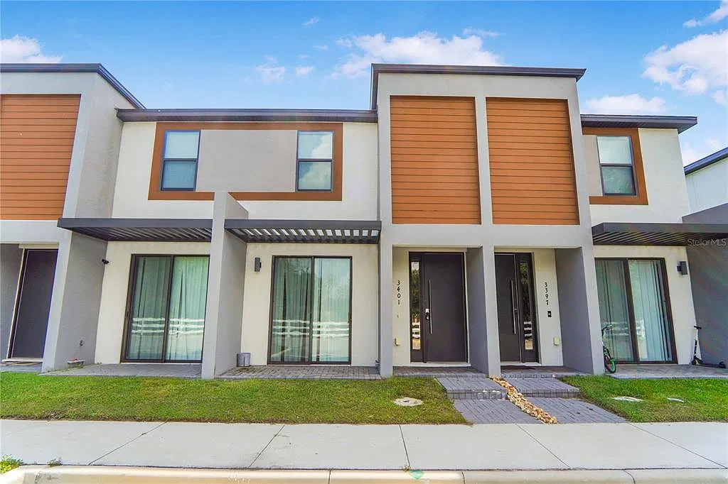 3 bed, 3.0 bath, 1360 sqft, $2,100 — Photo 1