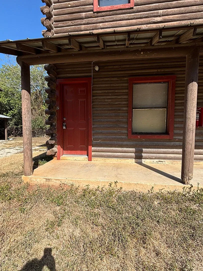 Bandera Log Cabin Apartments — Photo 4