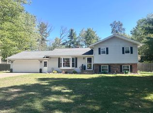 W8862 W Lakeview Dr, Iron Mountain, MI 49801