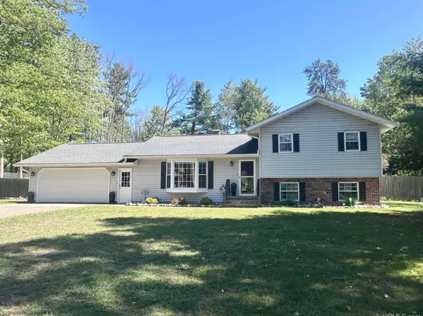 W8862 W Lakeview Dr, Iron Mountain, MI 49801