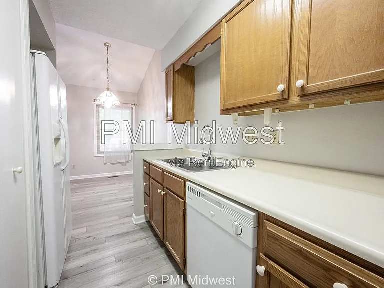 100 E King St — Photo 11