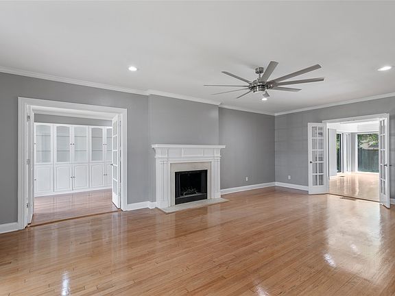 3rd image of 807 Slattery Blvd