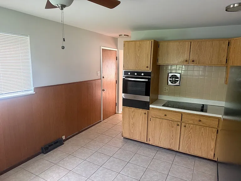 (357) 3961-63 Jane — Photo 5