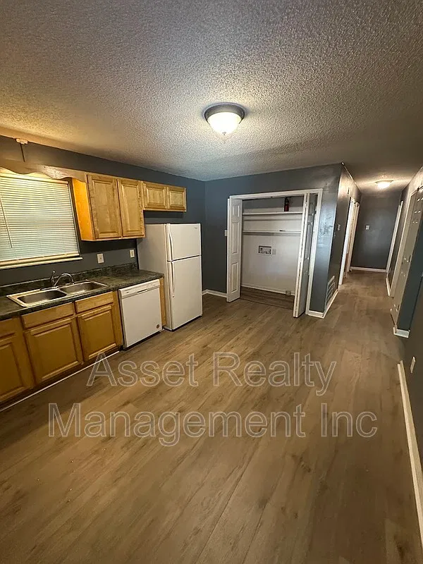 3 bed, 1.0 bath, 950 sqft, $1,295 — Photo 4