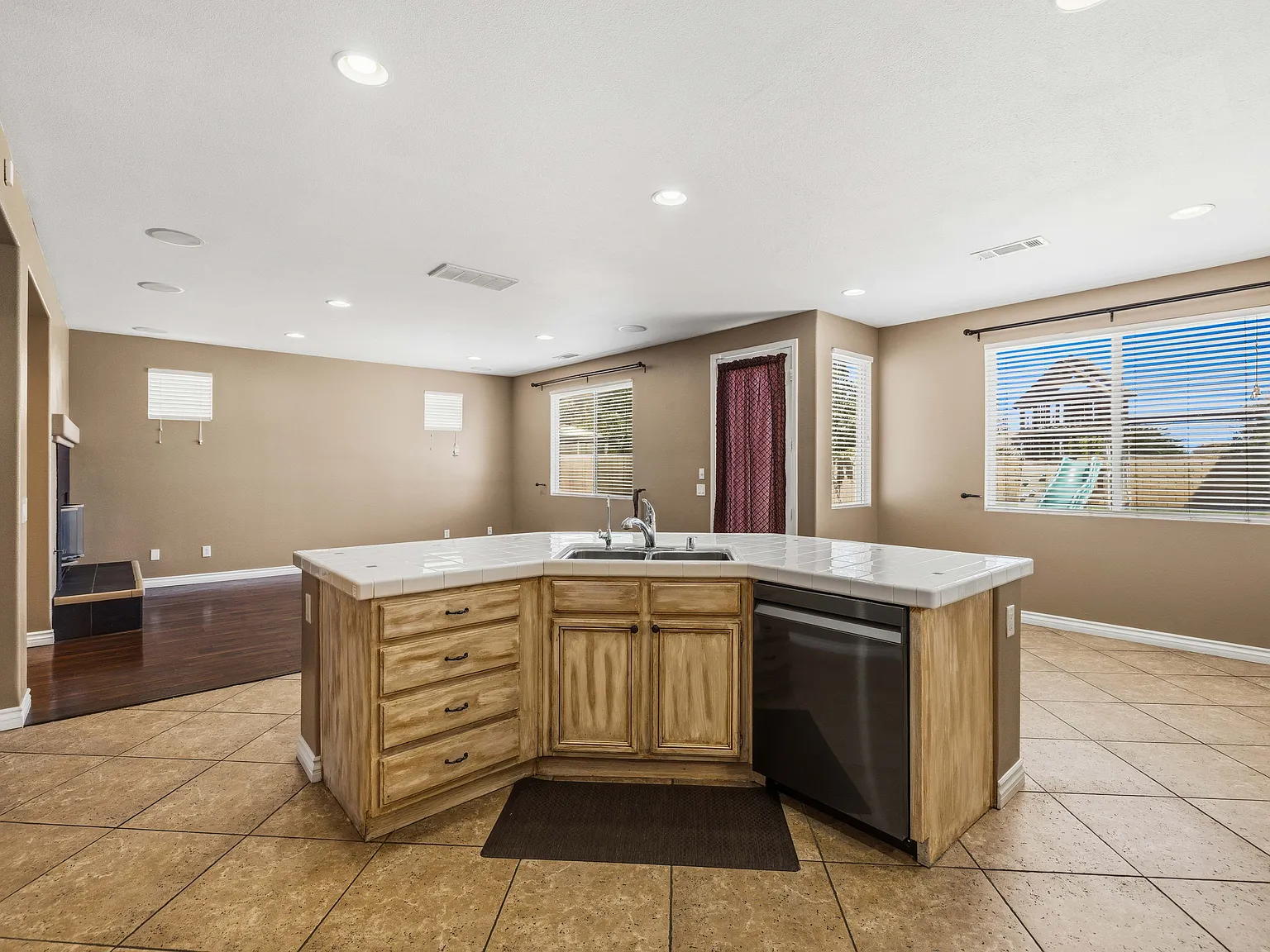 3 bed, 2716 sqft, $3,100 — Photo 4