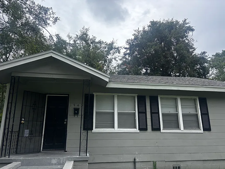1942 W 5th St — Photo 1