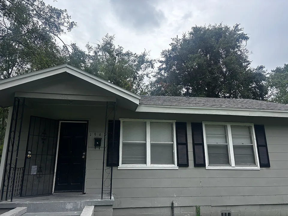 1942 W 5th St
