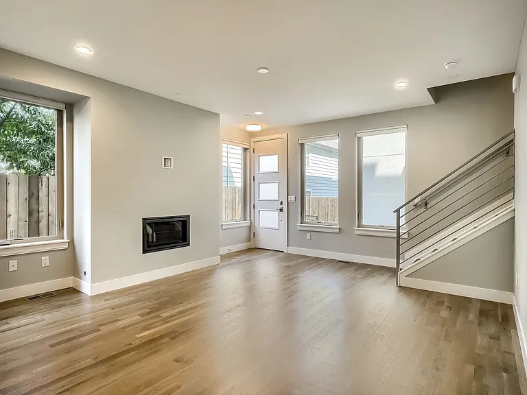 718 W 1st Ave — Photo 13