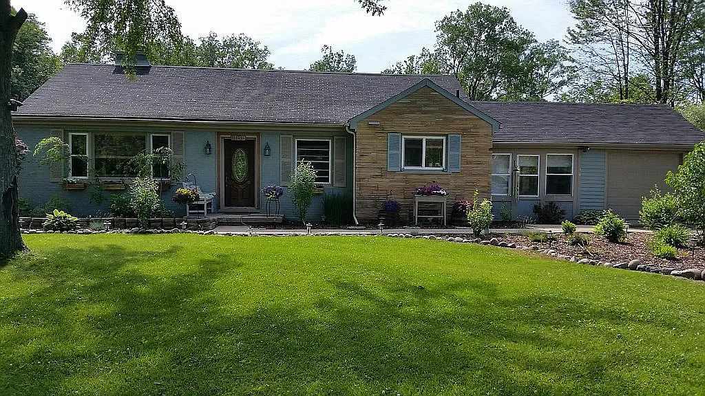 28045 Tyler St photo 1