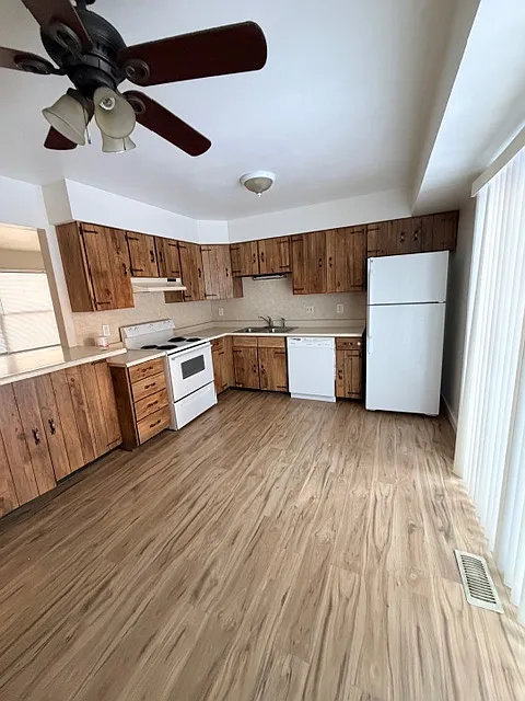 385 Park West Dr — Photo 3