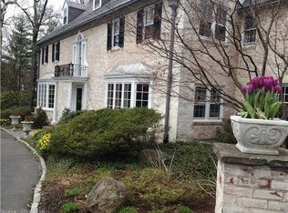 4 Mohawk Dr, West Hartford, CT 06117