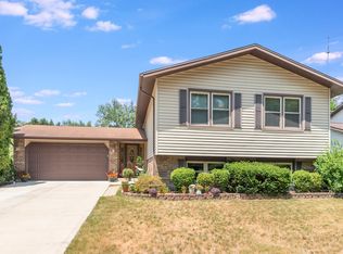 615 N Pinecrest Rd, Bolingbrook, IL 60440