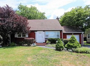 9 Underhill Ave, Syosset, NY 11791