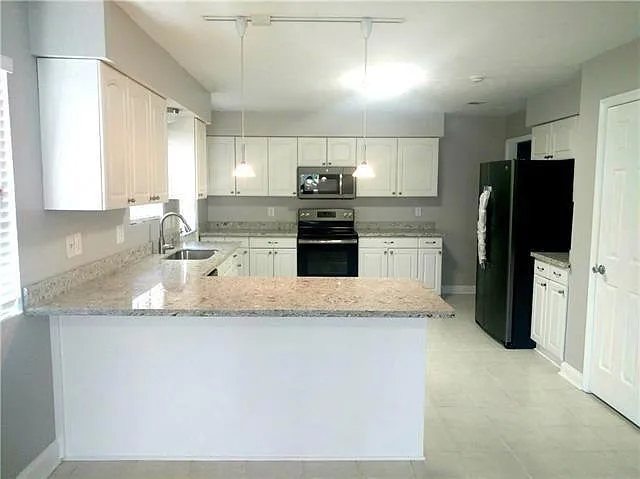 916 Ridgewood Dr — Photo 3
