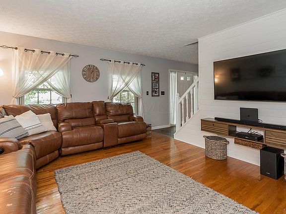 4th image of 423 Highmeadows Village Dr