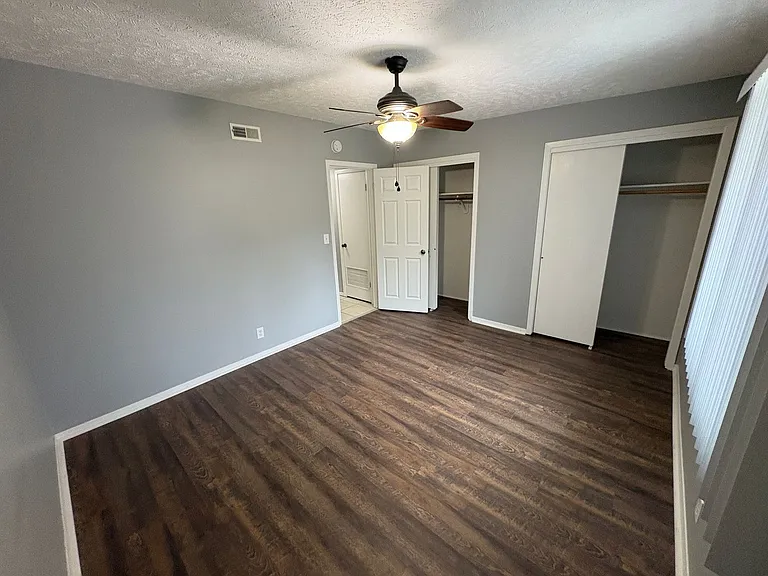 2015 J — Photo 11