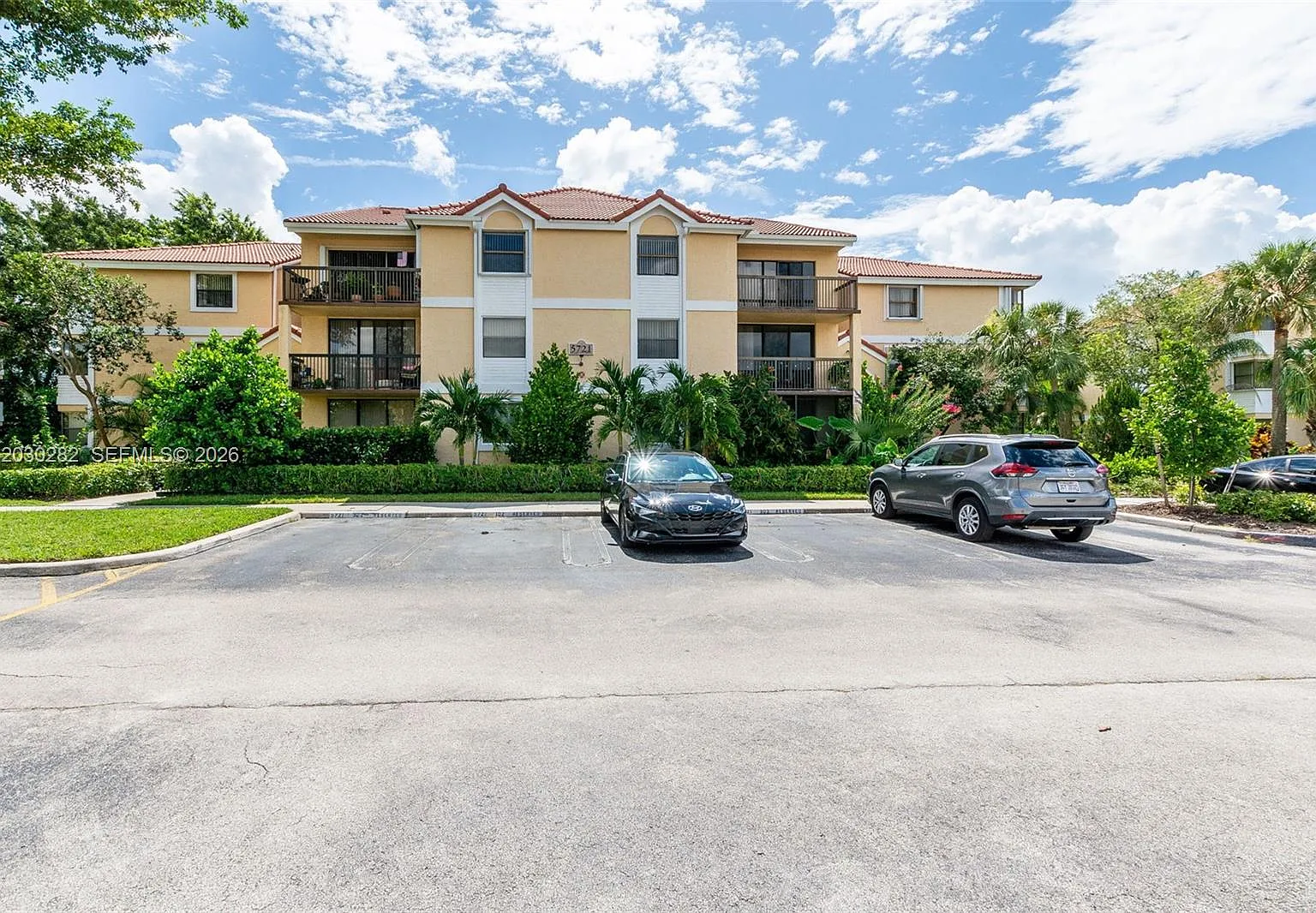 Grand Oasis Condo — Photo 1