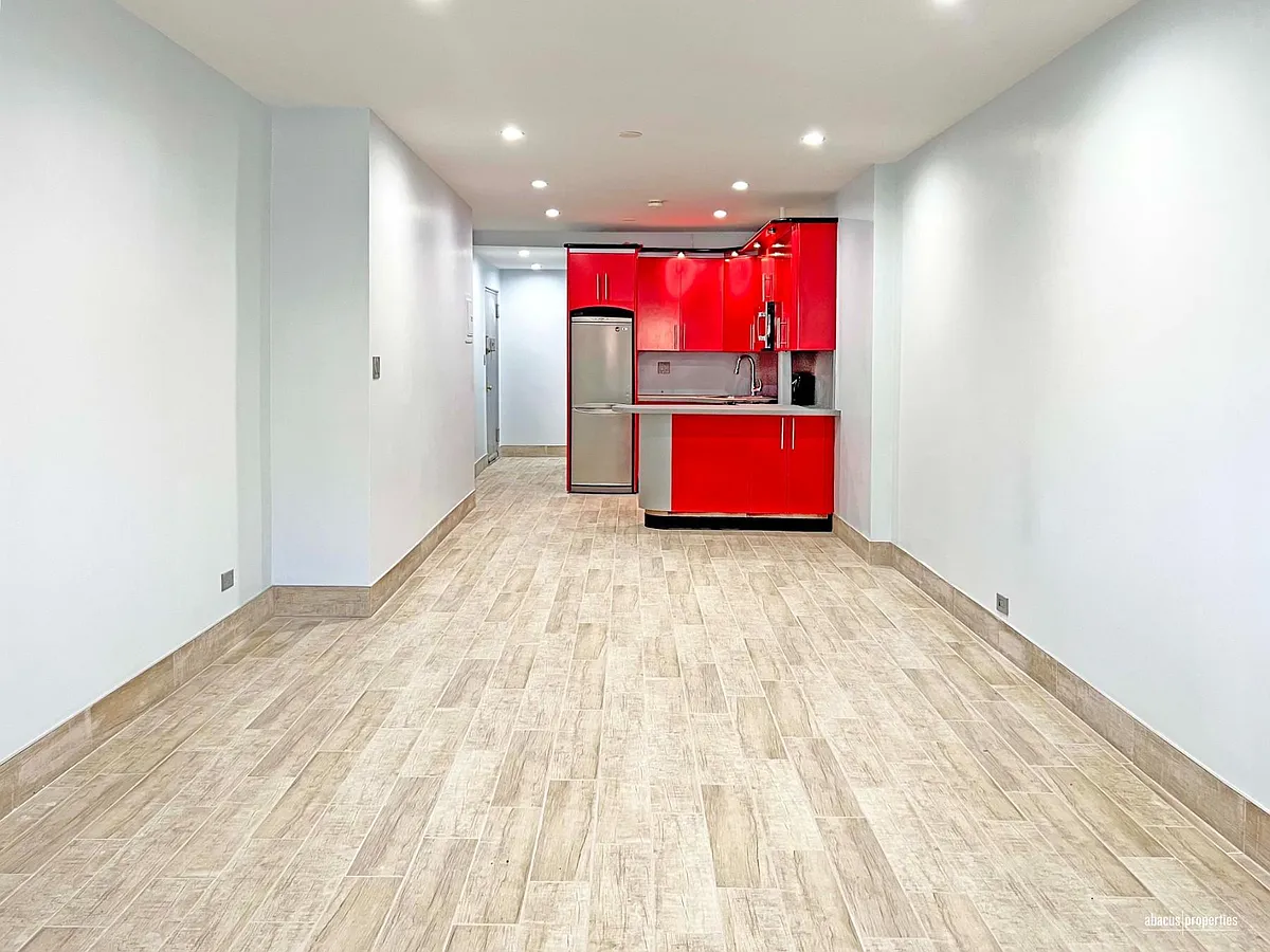 Building Photo - 2035 E 7th St #1D