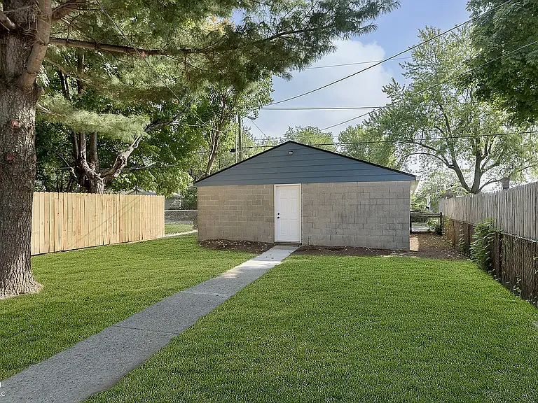 543 Leeds Ave — Photo 11