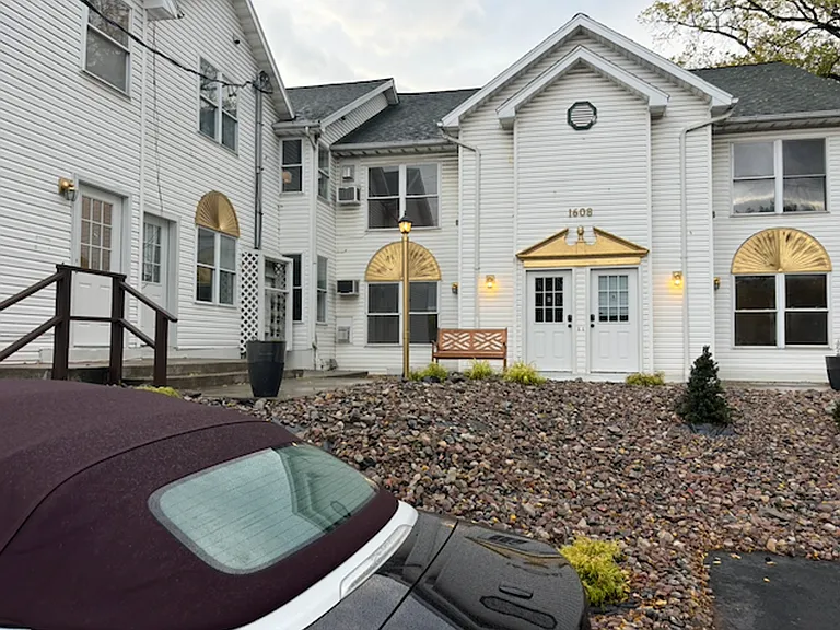 1608 Sweet Home Rd — Photo 7
