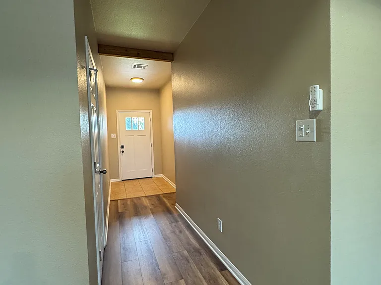 416 Parkfield Ln — Photo 3
