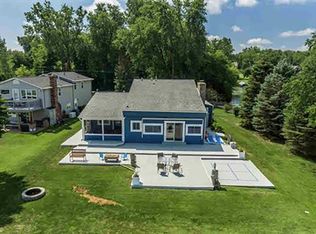 10015 Walnut Shores Dr, Fenton, MI 48430