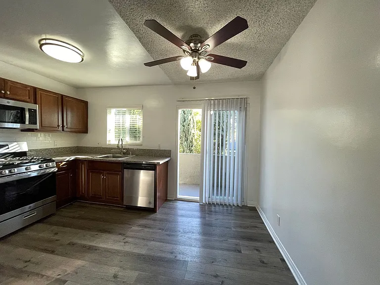 271 Parke St — Photo 11