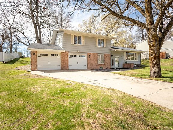 2nd image of 905 Viking St