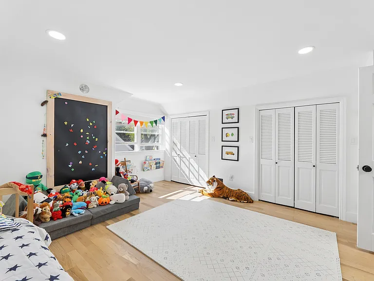 4 Lois Ave — Photo 15