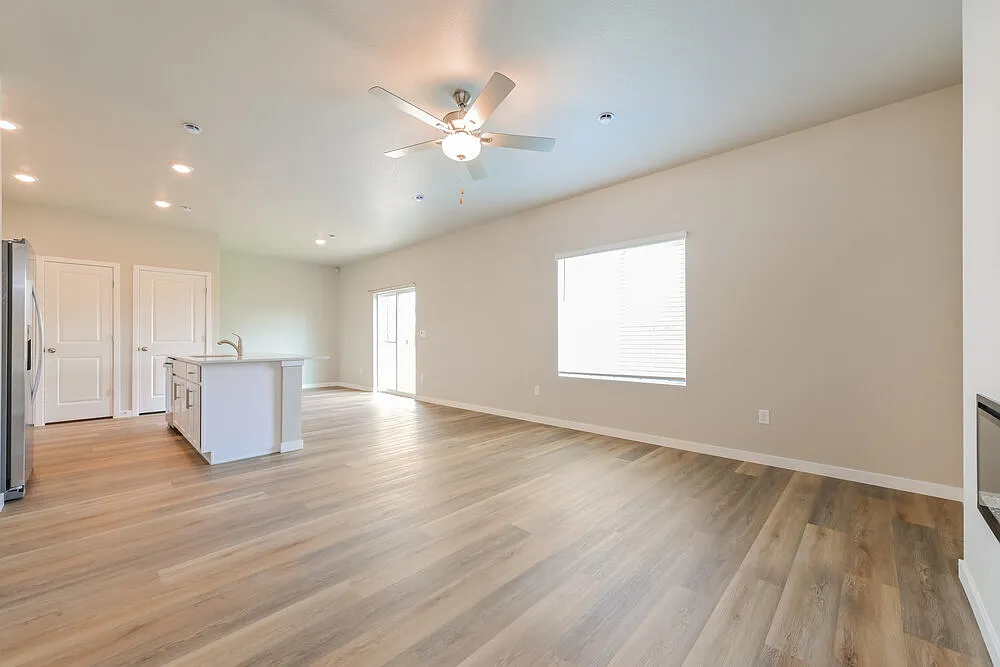 4 bed, 2.5 bath, 1924 sqft, $2,700 — Photo 4